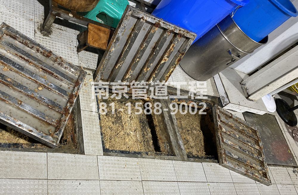 278双闸街城管中队食堂隔油池清理